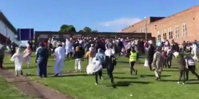 Usai Sholat Ied, Seorang Wanita Tabraki Jamaah Dengan Sebuah mobil