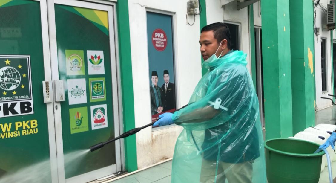 Perangi Corona Virus, DPW PKB Riau Lakukan Baksos Semprot Disinfektan Fasilitas Umum dan Rumah Ibadah