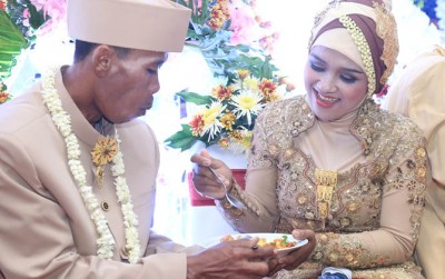 Beda Usia, Kenal Lewat Telepon, Surojo Resmi Peristri Janda Muda