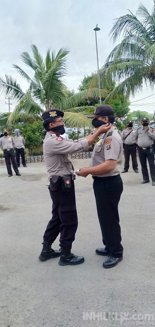 Kapolsek Batang Kuis Bagikan Masker Kepada Seluruh anggotanya