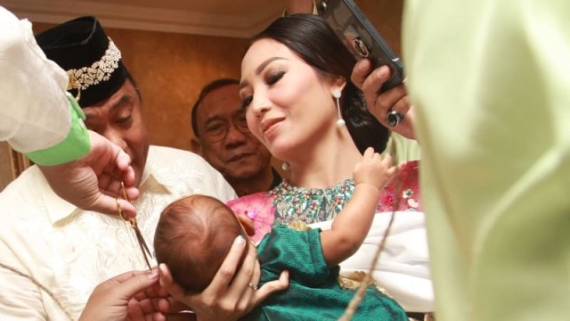 Mengikuti Tradisi Potong Rambut Bayi