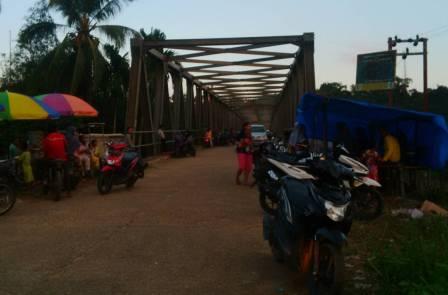 Jembatan Makrifat Jadi Tempat Warga Kuansing Ngabuburit