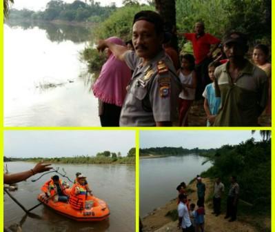 Seorang warga Kepenuhan, Rohul Hanyut