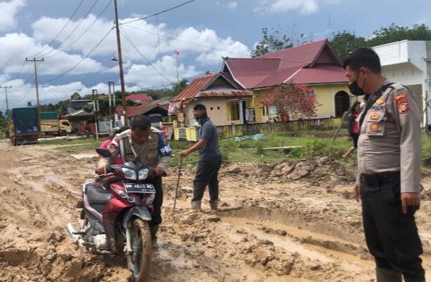 Kapolres Bengkalis Kerahkan Personil Bantu Jalan Masyarakat yang Rusak Parah