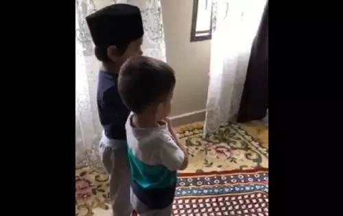 Dua Bocah Salat Berjamaah, Satu Jadi Imam yang Lainnya Kabur