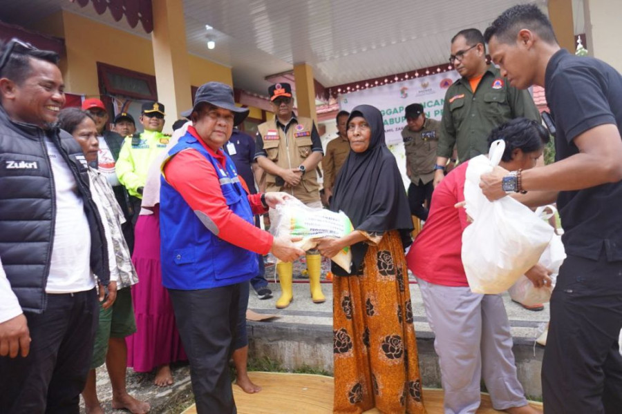 Bantu Masyarakat Terdampak Banjir, Gubernur Riau Serahkan Bantuan 10 Ton Beras