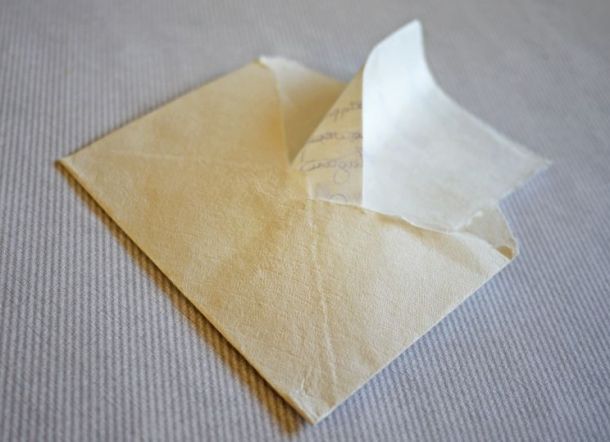 Anak Menemukan Surat Cinta Lama Orang Tuanya, Tapi Menyesal Membacanya