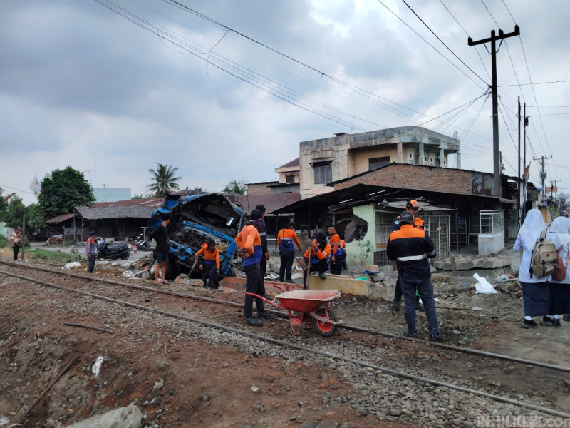 Truk Ditabrak KA Ternyata Angkut Pupuk NPK Diduga Milik PTPN dan ini Kesaksian Warga