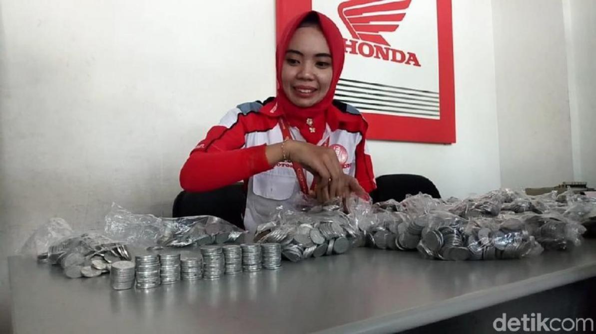 Konsumen Beli Motor Pakai Uang Receh, Staf: Ribet Tapi Seneng