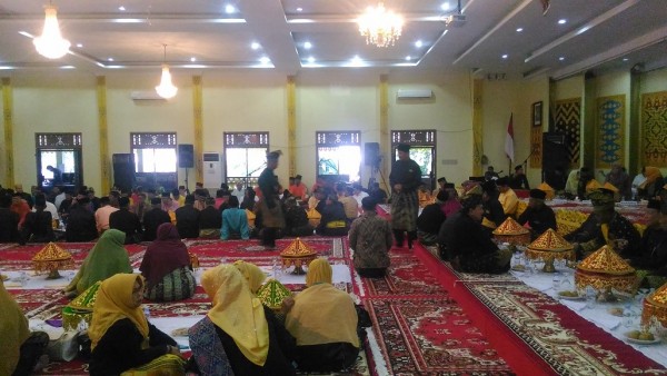 Sambut Syamsuar dan Edy Natar, Ratusan Orang Berpakaian Adat Sudah Padati Balai Adat Melayu