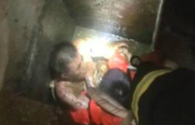 Hendak Mandi, Sekeluarga Jatuh ke Septic Tank Penuh Lumpur Tinja