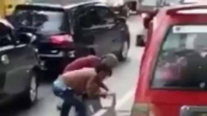 Hindari Macet, Lihat Aksi Supir Angkot ini yang Berujung Disurat Tilang Polisi