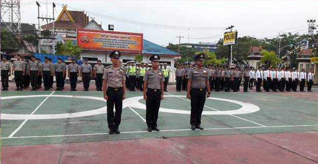3 Anggota Polisi Pembekuk Pelaku Bom Molotov Diberi Penghargaan