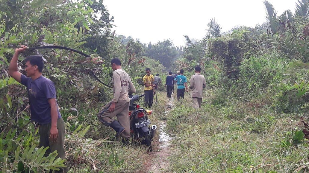 Wilayahnya Dilalui Jalur Tour De Solop, Kades Kuala Gaung Kerahkan Ratusan Warganya Bergotong Royong Bersihkan Jalan