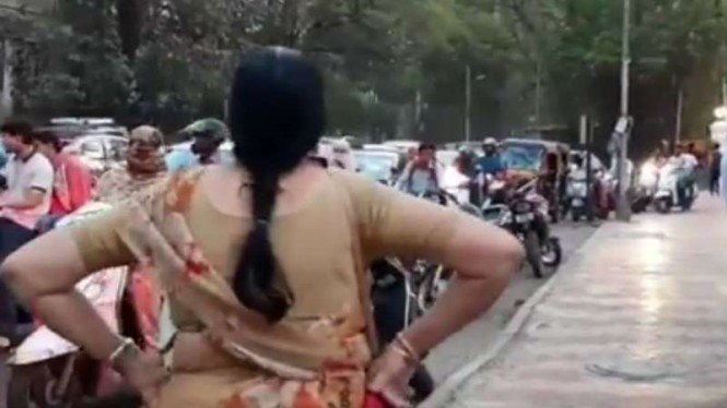 MANTAP! Emak-emak Jaga Trotoar, Pemotor Langsung Turun