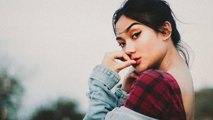 Cuek Video Panasnya Viral, Marion Jola: “Jangan Lupa Ditonton Ya”
