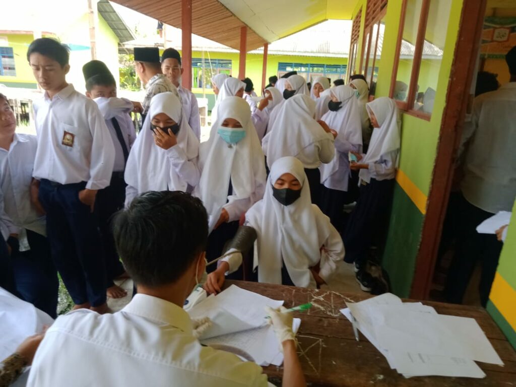 Puskesmas Kuala Lahang Lakukan Vaksinasi untuk Pelajar