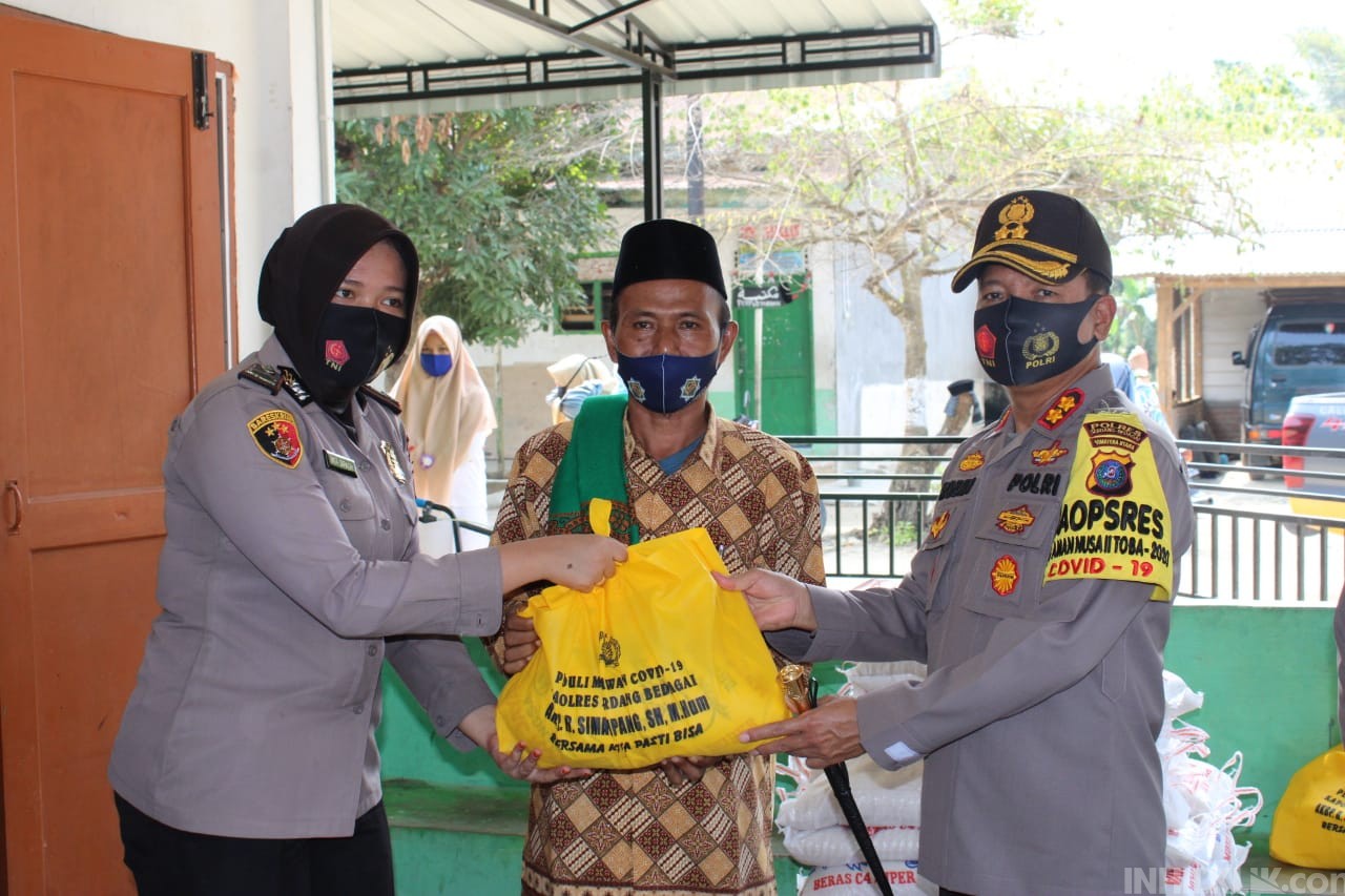 Bakti Sosial Serentak HUT RI ke-75, Polres Serdang Bedagai Bagikan Sembako
