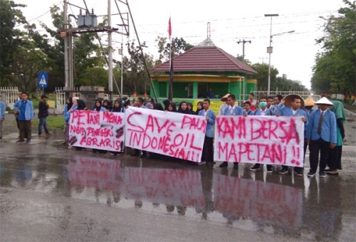 Meski Hujan, Mahasiswa Unri Tetap Lakukan Seruan Aksi Peduli Harga Sawit