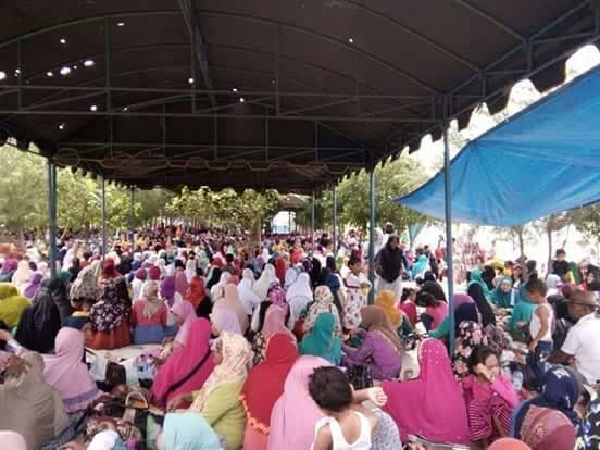 Ribuan Jamaah Saksikan Tausyiah Ustadz Maulana di Pantai Romantis
