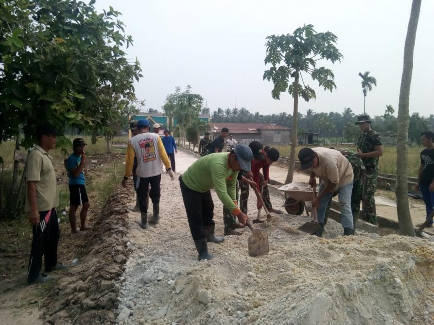 Pekerjaan Penimbunan Jalan dengan Sirtu TMMD ke-106 Kodim 0314/Inhil Capai 16,4 Persen