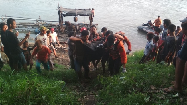 Panik Lihat Polisi, Terduga Pelaku Pungli Terjun ke Sungai