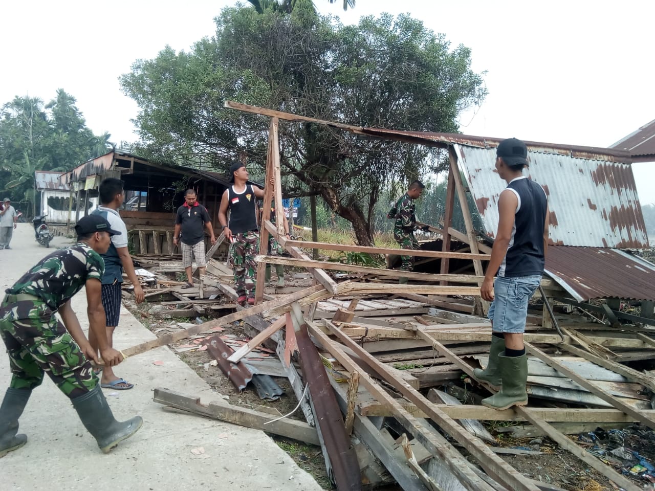 Bersama Masyarakat, Satgas TMMD Kodim 0314 Inhil Bersihkan Pasar