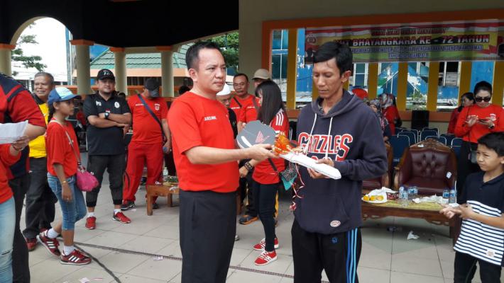 Ikut Gerak Jalan Bhayangkari Inhil, Candra Gemetaran Terima Hadiah Motor