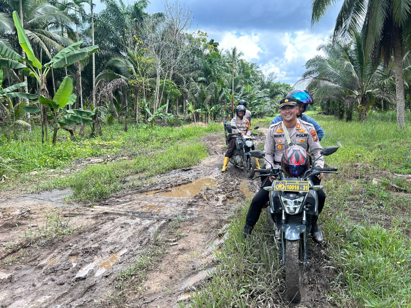 Rela Terabas Lumpur, Secarik Kisah Polri Wujudkan Pemilu Damai 2024 di Pinggiran Kota Seribu Parit