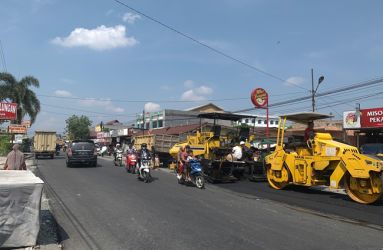 Jalan Adi Sucipto Pekanbaru Mulai Diaspal