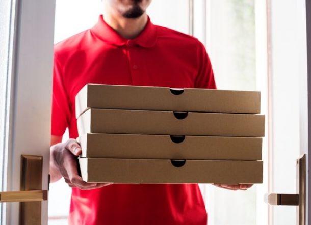 Intip Wanita 'Indehoi' Berbulan-bulan, Pengantar Pizza yang Dipenjara: 