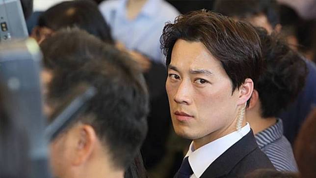 Lirikan Bodyguard Preaiden Korsel ini Mirip Chef Juna?