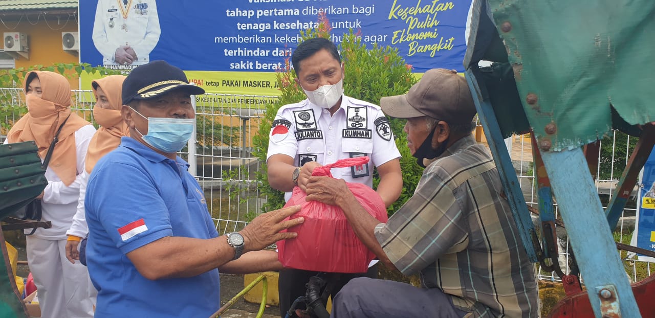 Kalapas Tembilahan Bagikan Sembako Kepada Tukang Becak dan Kaum Dhuafa