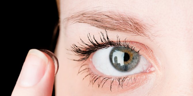 3 Penyakit Mata yang Umumnya Dialami si Pemakai Lensa Kontak
