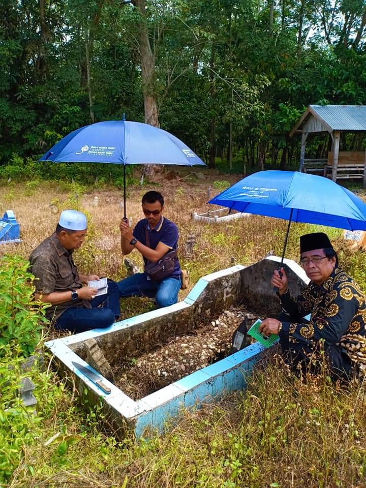 Jelang Ramadhan, Wabub Inhil Ziarah ke Makam Orang Tuanya