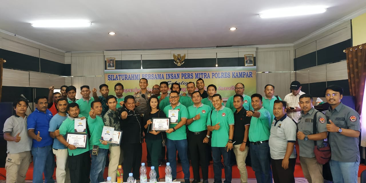 12 Pemenang Lomba Karya Jurnalistik Kapolres Kampar Award 2020 Terima Hadiah dari Kapolres