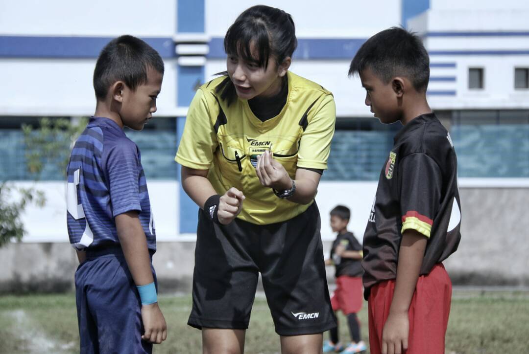 Inilah Sosok Gita Dewi Wasit Cantik yang Lagi Heboh Di Medsos! Kayaknya Liga 1 Indonesia Butuh Doi Deh!