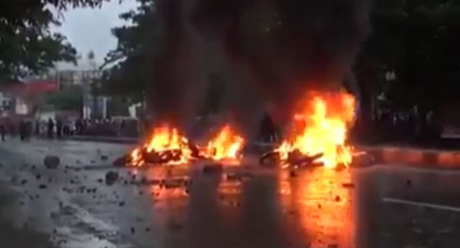 VIRAL! Video Motor Polisi Dibakar Massa Protes Operasi Zebra