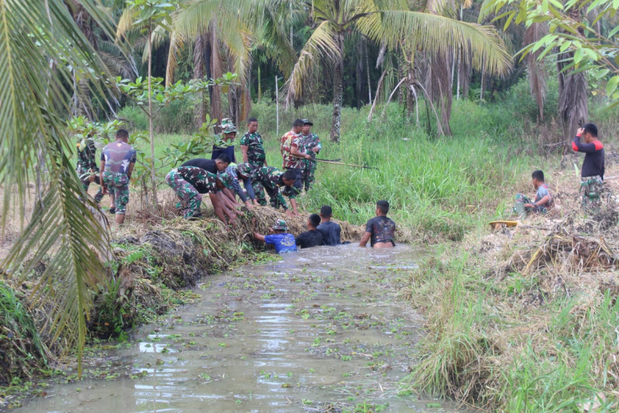 Warga dan Satgas TMMD 116 Kodim 0314/Inhil Goro Bersihkan Parit di Rasau Kuning