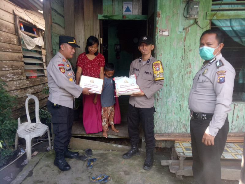 Polsek Tempuling Berbagi Sembako ke Warga Kurang Mampu