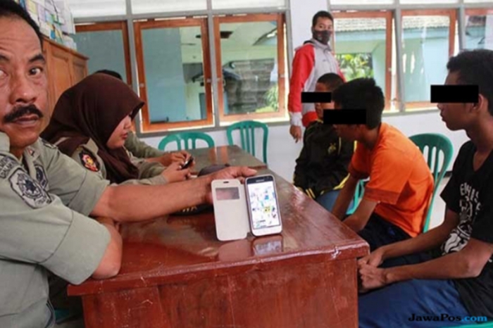Astaga... Empat Siswa SMP ini Ditangkap Satpol PP, Rokok dan Video Panas Ditemukan