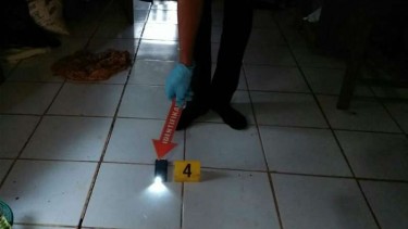 NGERI!!! Ajak Ayahnya Keluar, Pemuda Ini Belari Balik ke Rumah Kemudian Bacok Ibu Tirinya Hingga Tewas