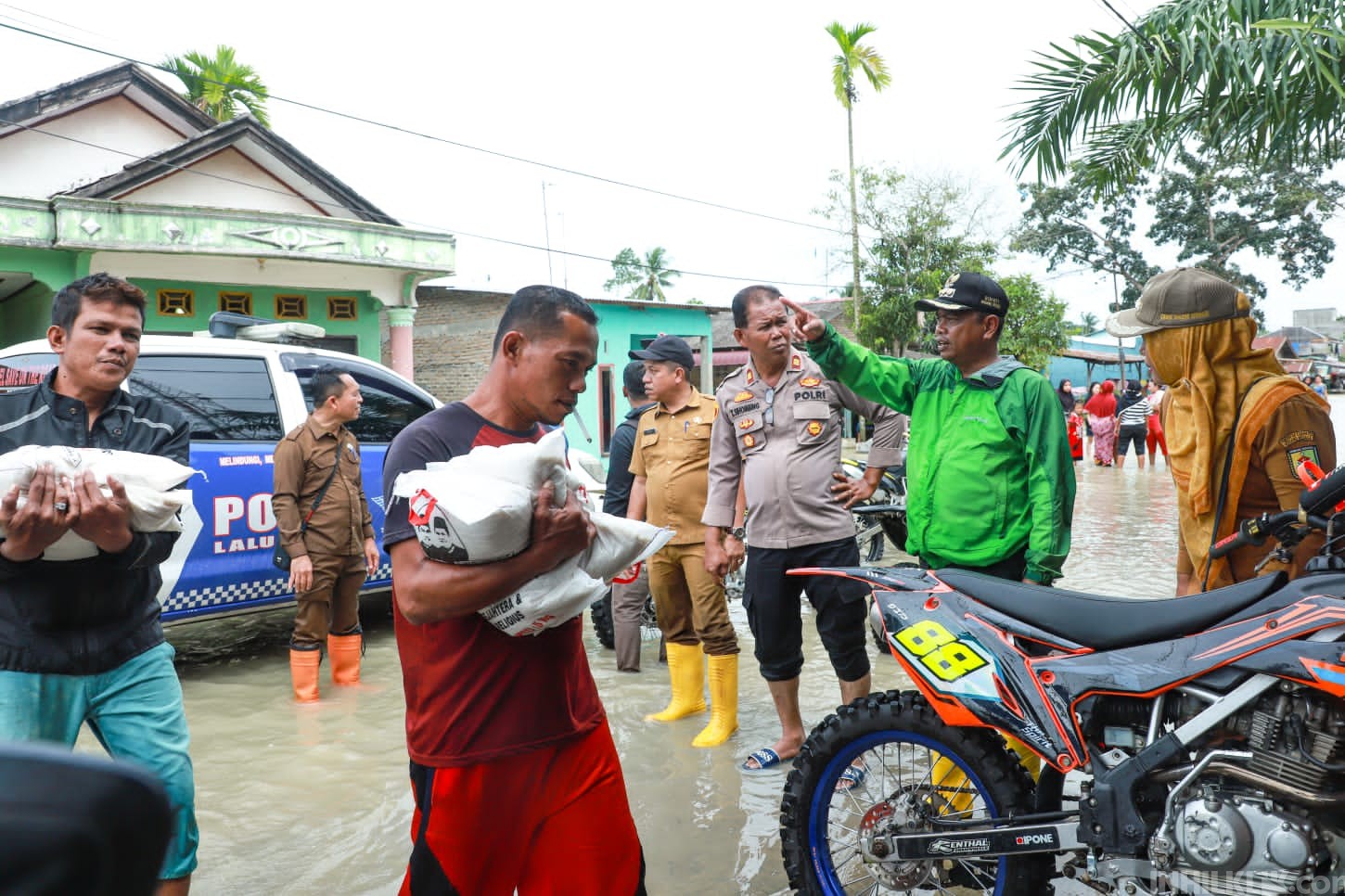 Bupati Sergai Tinjau Posko dan Beri Bantuan Untuk Korban Banjir