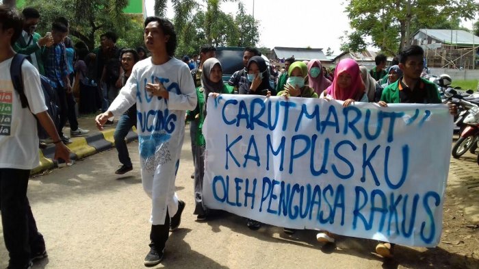 Unjuk Rasa Mahasiswa UNRI Dan UIS Suska Sempat Memanas Sebelum Kapolda turun
