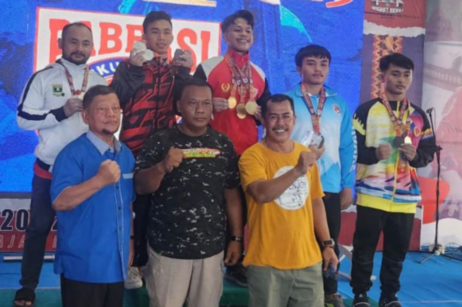 Lifter Angkat Berat Riau Raih 2 Emas dan 1 Perak di Babak Kualifikasi PON