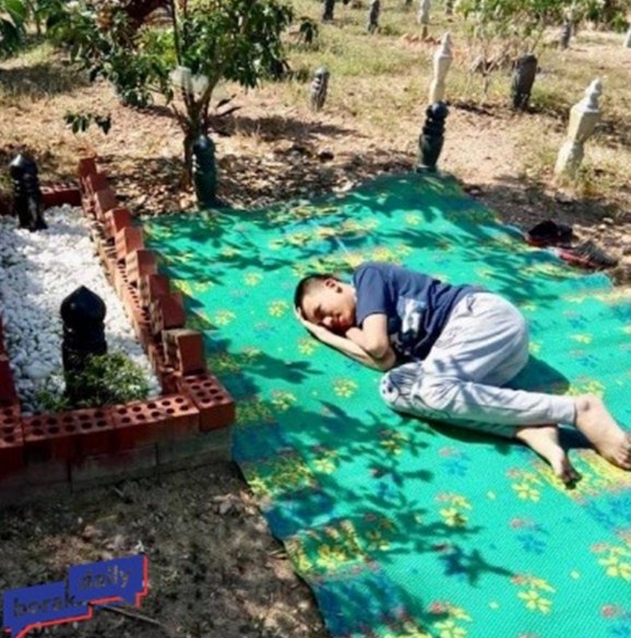 Sedih! Karena Rindu, Anak Autis Ini Tidur Di Sebelah Makam Sang Ayah