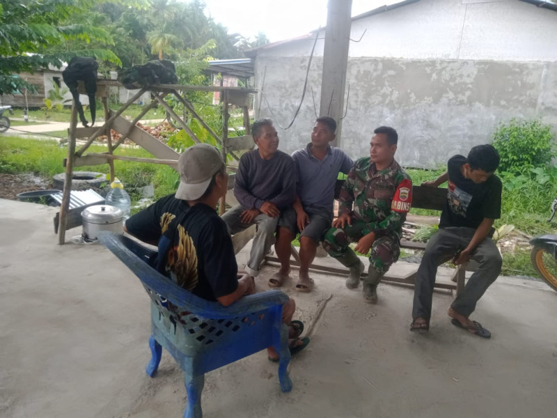Babinsa Koramil 05/GAS Laksanakan Komsos Bersama Warga Kelurahan Sungai Empat