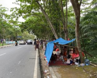 Dirikan Tenda di Trotoar, WNA Rohingya di Pekanbaru Ngaku Sering Diganggu