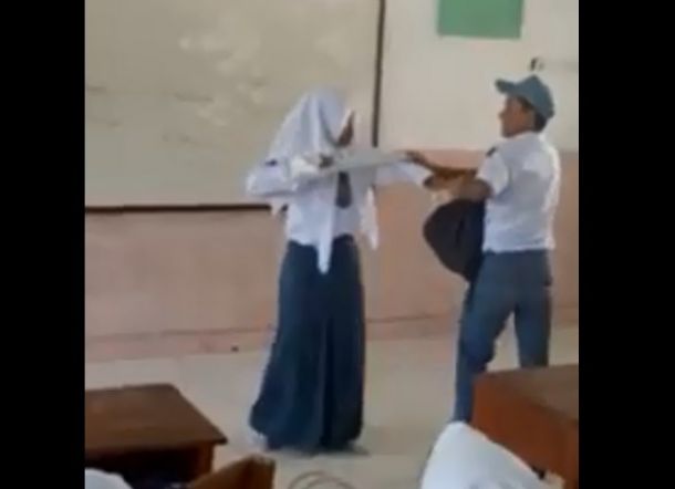 Video Perkelahian Siswa dan Siswi SMA, Lihat Videonya!