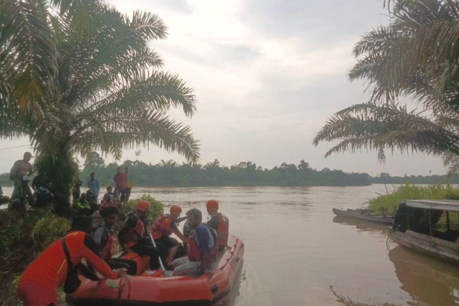 Sampan Terbalik di Sungai Kampar, Seorang Nelayan dalam Pencarian